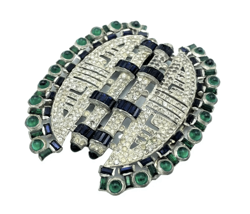 Broche Art Déco en forme de scarabée sertie de diamants, onyx et émeraudes, inspirée de l’égyptomanie des années 1920.