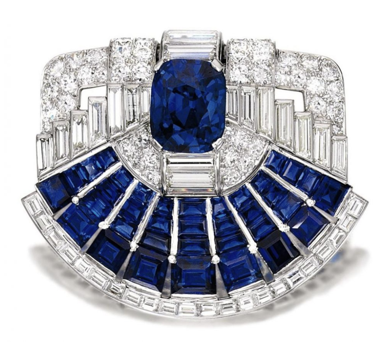 Broche Art Déco en diamants et saphirs dans une composition géométrique en éventail, typique de la joaillerie des années 1920.