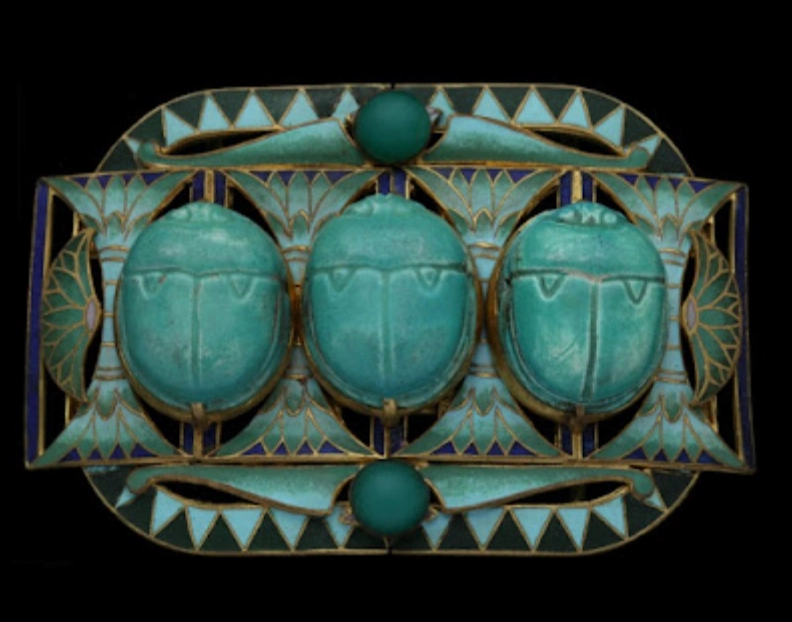 Boucle ancienne Piel Frères aux scarabées émaillés verts, Art Nouveau égyptomanie
