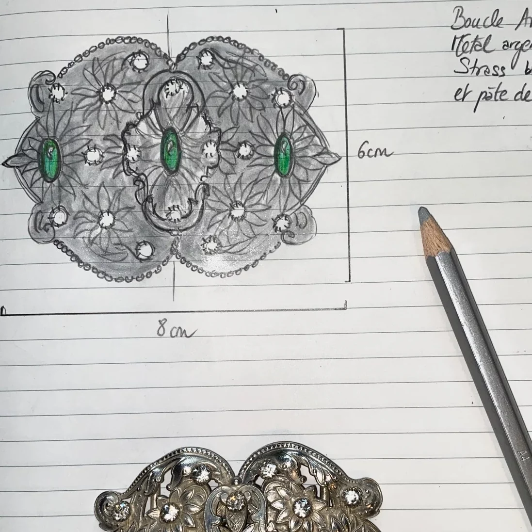 Carnet de croquis boucle argent strass blancs et pâte de verre jade Madame Royale Maroquinerie Carnet de croquis boucle argent strass blancs et pâte de verre jade Madame Royale Maroquinerie