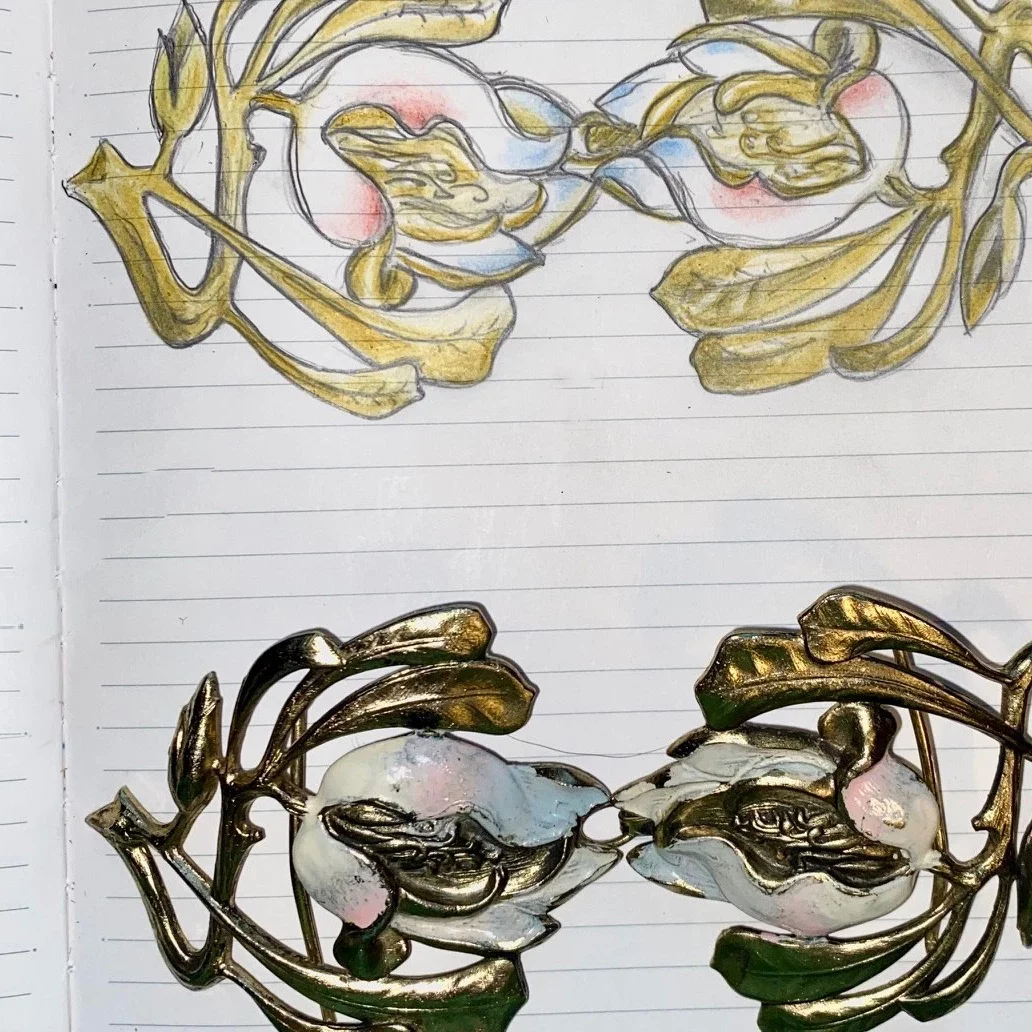 Carnet de croquis boucle florale en laiton et émail cloisonné Madame Royale Maroquinerie Carnet de croquis boucle florale en laiton et émail cloisonné Madame Royale Maroquinerie