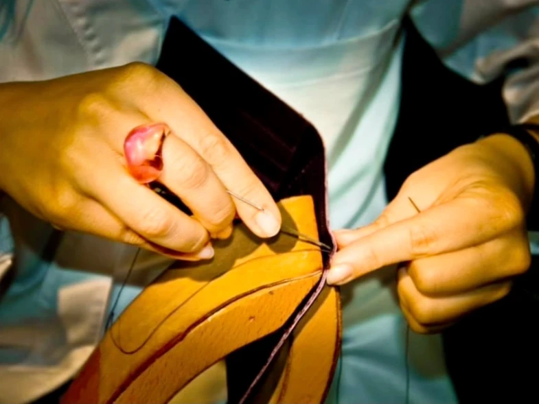 Couture main au fil de lin – maroquinerie d’art Madame Royale