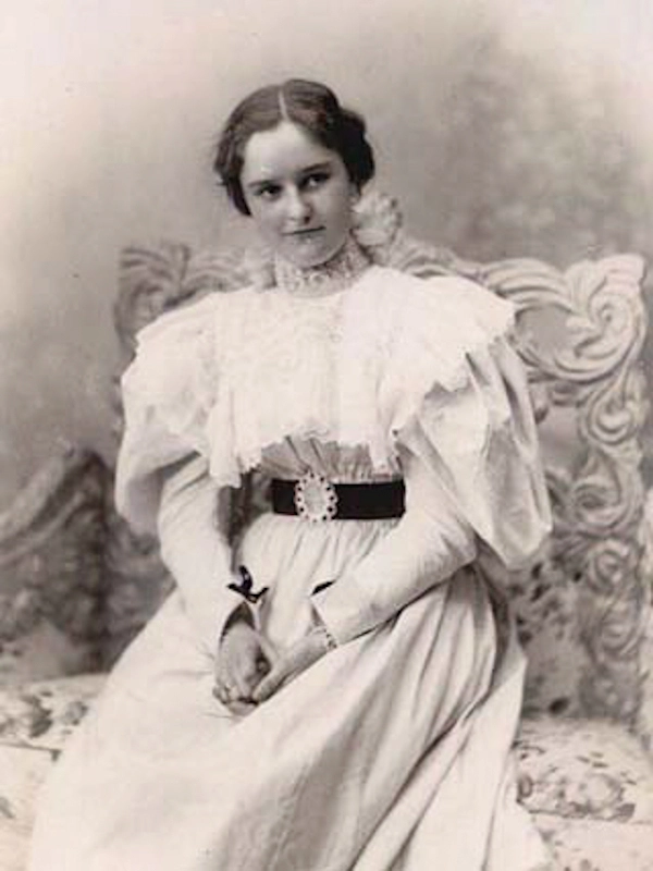 Femme portant une ceinture ornée d’une boucle décorative vers 1900