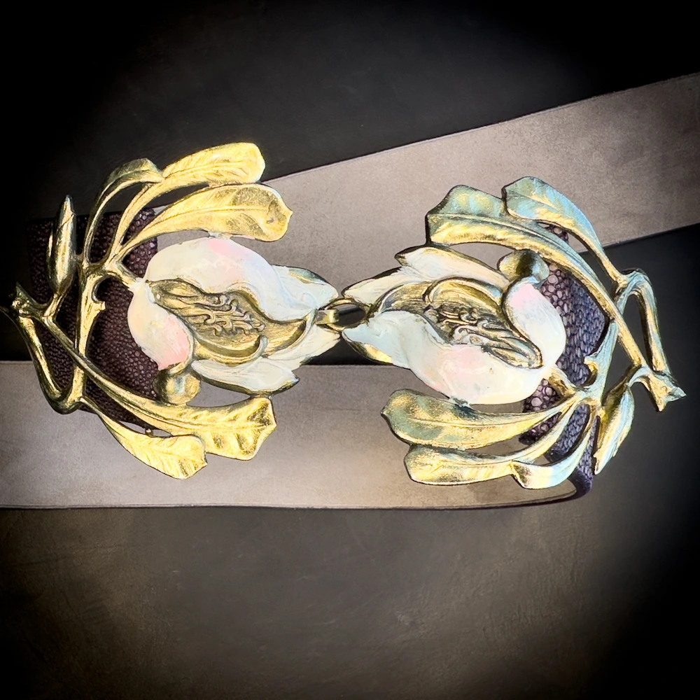 Ceinture Madame Royale en galuchat violet avec boucle ancienne Art Nouveau en laiton doré et émail Ceinture Madame Royale en galuchat violet avec boucle ancienne Art Nouveau en laiton doré et émail