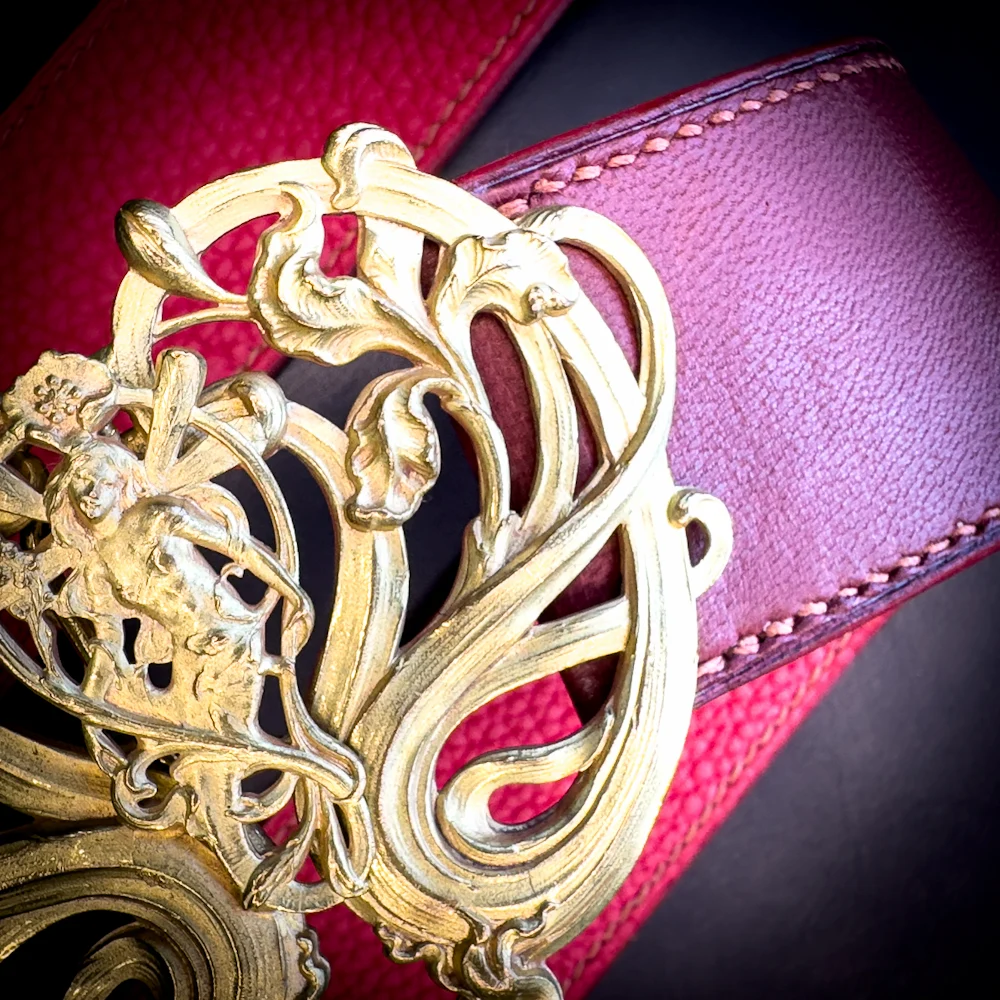 Ceinture SIBYLLE veau bourgogne boucle art nouveau laiton massif Madame Royale Maroquinerie Ceinture SIBYLLE veau bourgogne boucle art nouveau laiton massif Madame Royale Maroquinerie