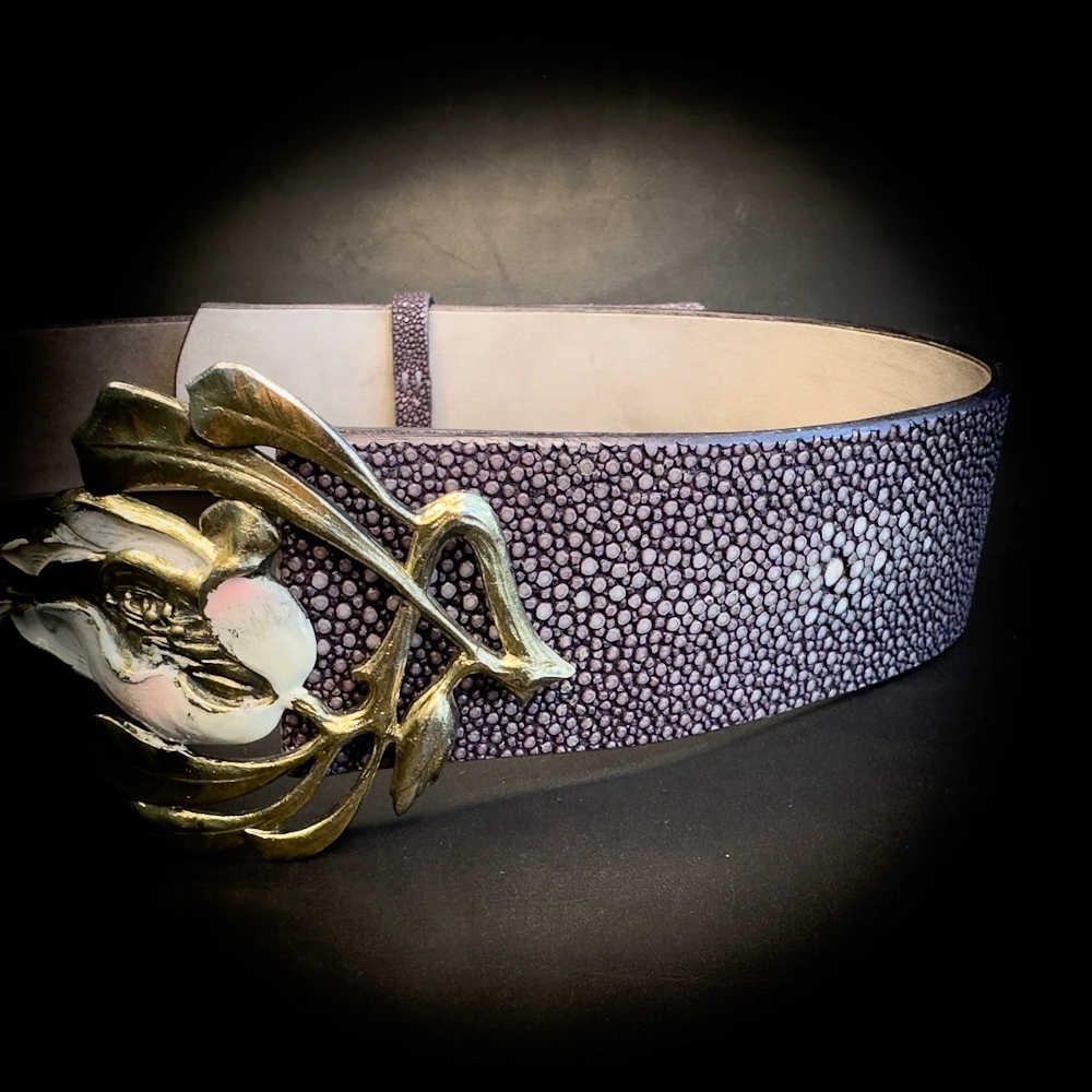 Ceinture Madame Royale en galuchat violet avec boucle ancienne Art Nouveau en laiton doré et émail Ceinture Madame Royale en galuchat violet avec boucle ancienne Art Nouveau en laiton doré et émail