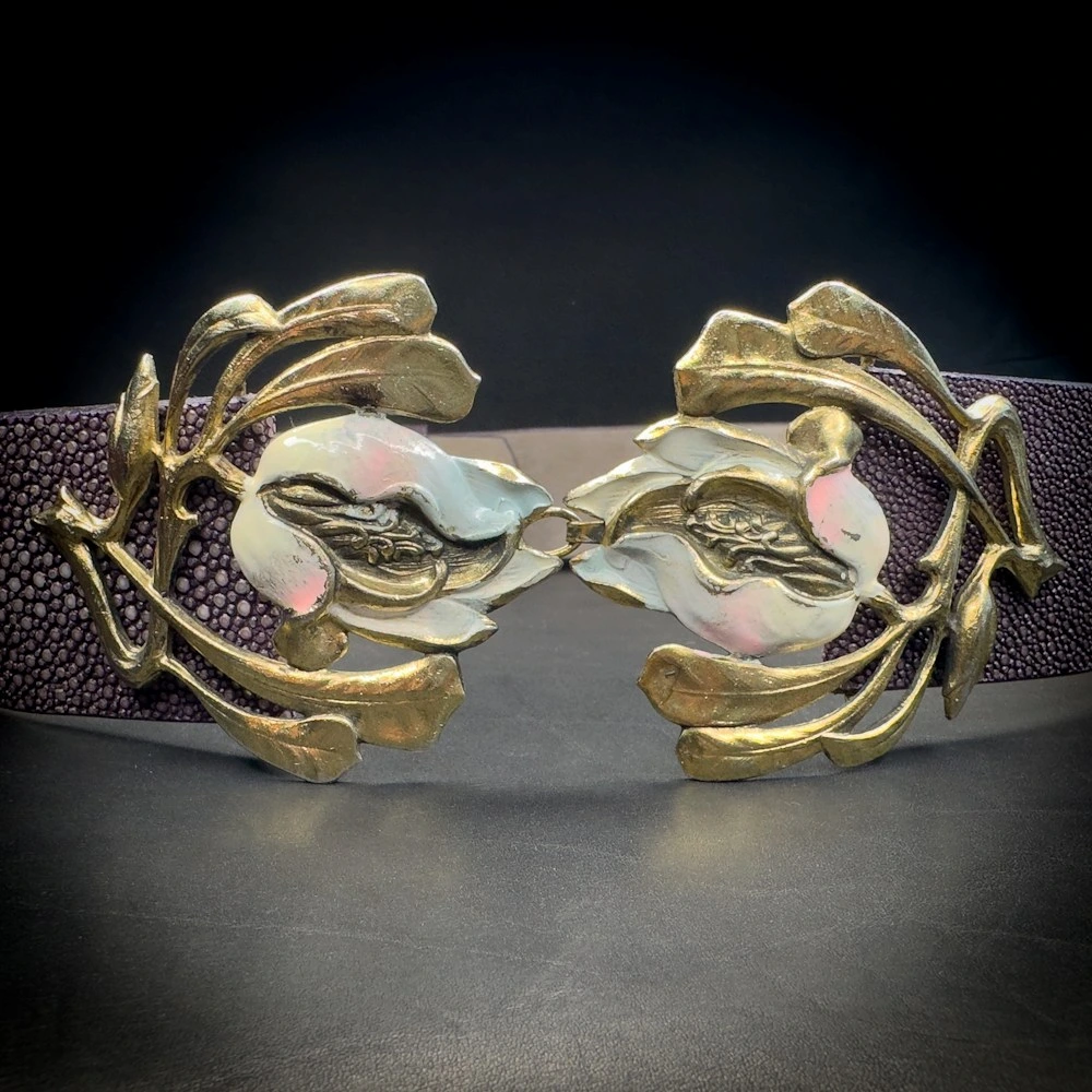 Ceinture Madame Royale en galuchat violet ornée d’une boucle ancienne Art Nouveau en laiton doré et émail Ceinture Madame Royale en galuchat violet ornée d’une boucle ancienne Art Nouveau en laiton doré et émail