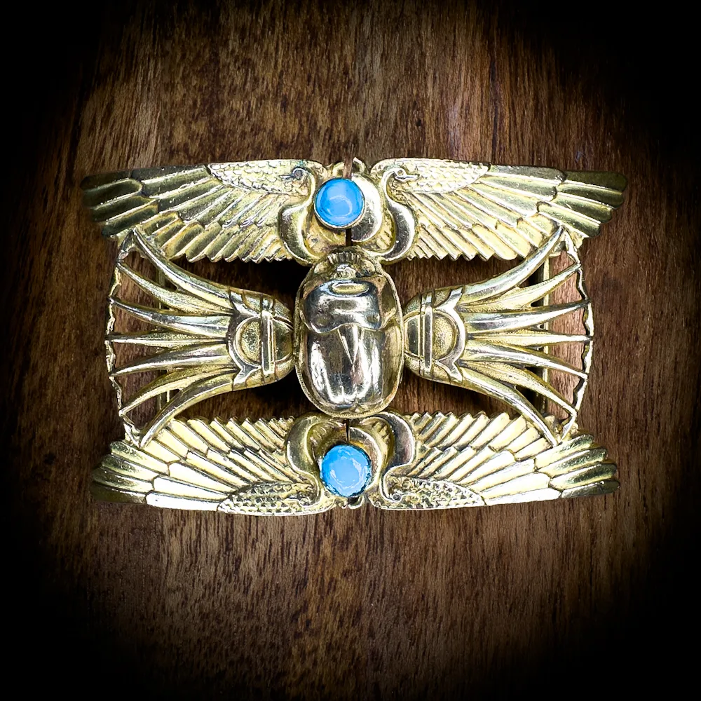 Boucle Art Nouveau Laiton massif au scarabée et turquoises signée Piel Frères Madame Royale Maroquinerie