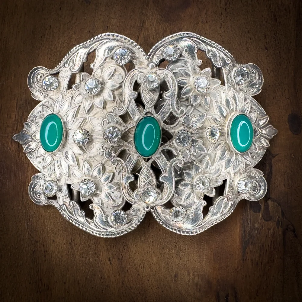 Boucle Art Nouveau argentée strass clairs et cabochons jades Madame Royale Maroquinerie