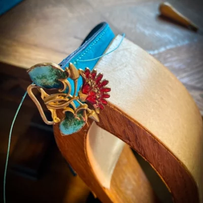 Image atelier ceinture en fabrication Madame Royale Maroquinerie Image atelier ceinture en fabrication Madame Royale Maroquinerie