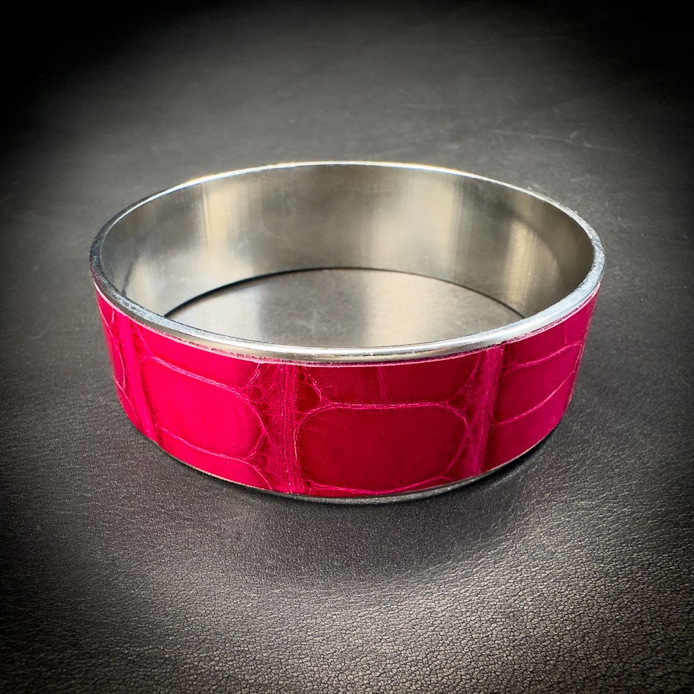 Jonc en laiton rhodié gainé d’alligator rose Madame Royale Maroquinerie Jonc en laiton rhodié gainé d’alligator rose Madame Royale Maroquinerie