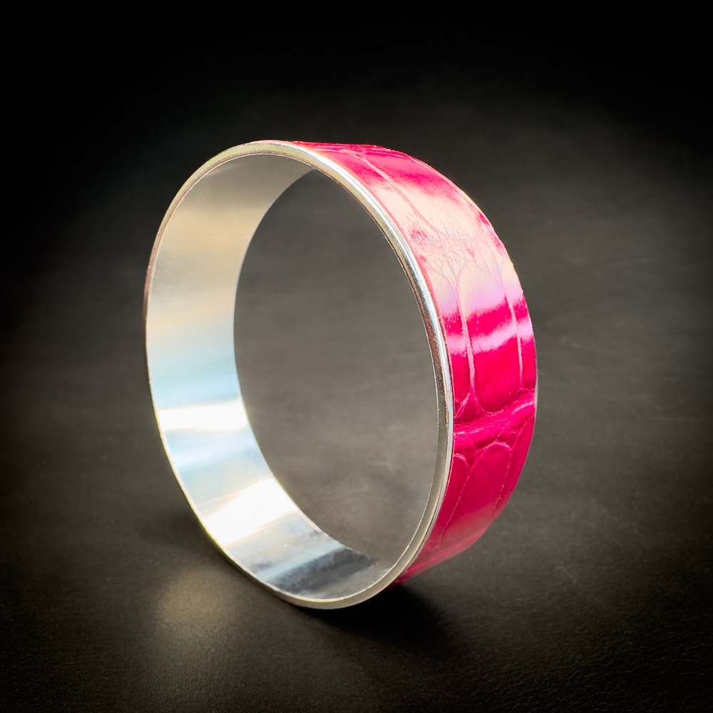 Jonc en laiton rhodié gainé d’alligator rose Madame Royale Maroquinerie Jonc en laiton rhodié gainé d’alligator rose Madame Royale Maroquinerie