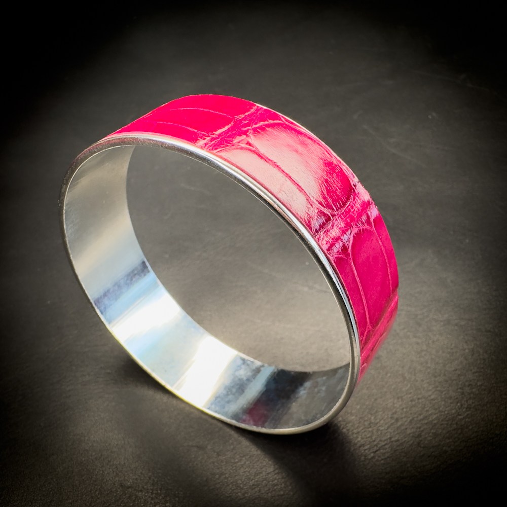 Jonc en laiton rhodié gainé d’alligator rose Madame Royale Maroquinerie Jonc en laiton rhodié gainé d’alligator rose Madame Royale Maroquinerie