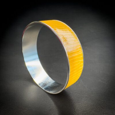 Jonc en laiton rhodié, gainé de lézard jaune Madame Royale Maroquinerie