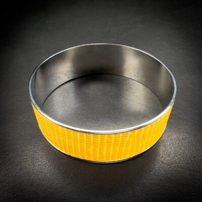 Jonc en laiton rhodié, gainé de lézard jaune Madame Royale Maroquinerie