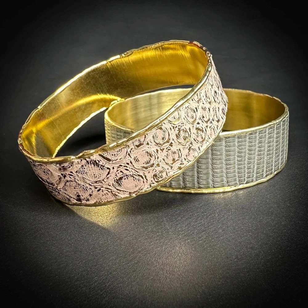 Assortiment de bracelets joncs en cuirs précieux Madame Royale Assortiment de bracelets joncs en cuirs précieux Madame Royale