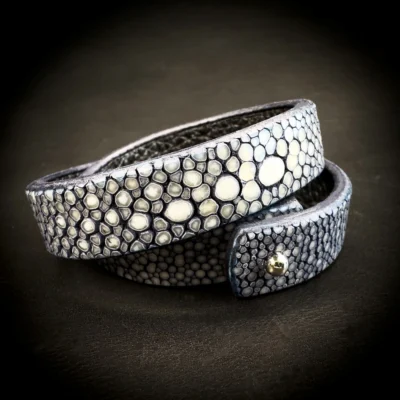 Double tour galuchat bleu avec grandes perles centrales Madame Royale Maroquinerie