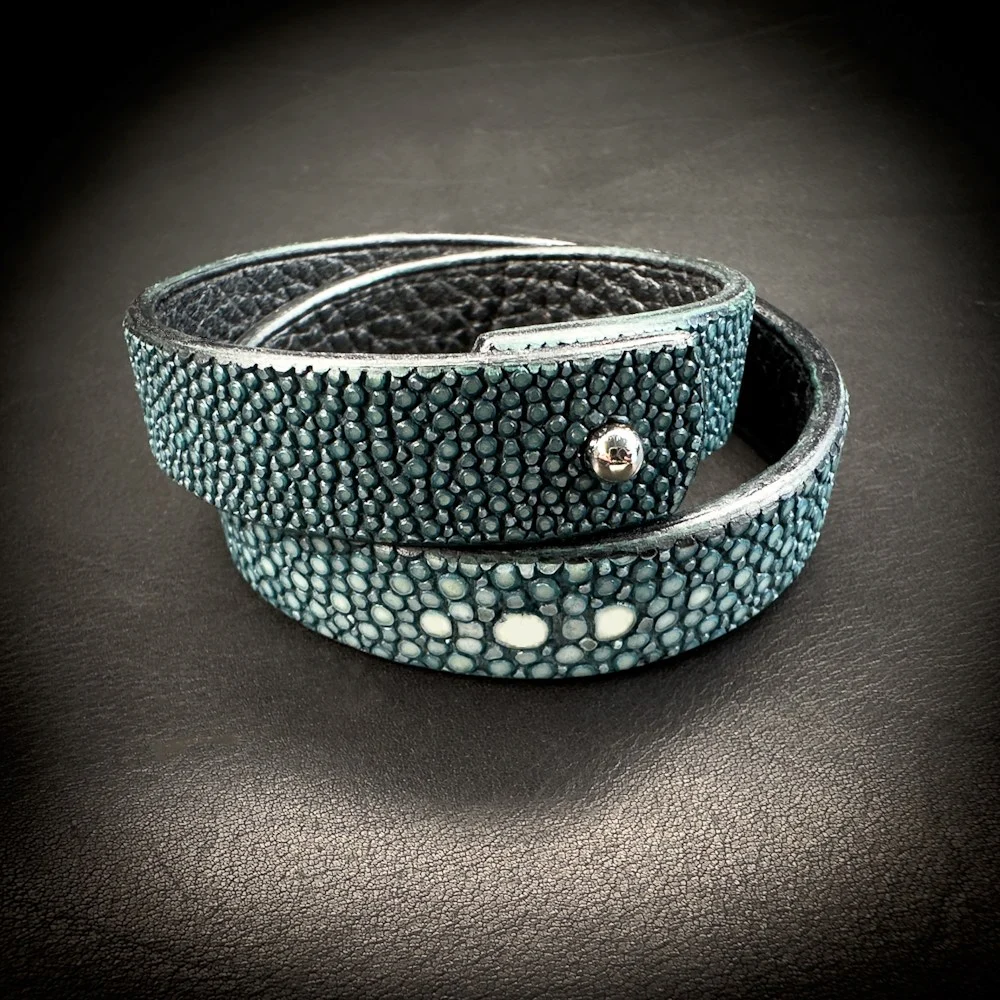 Double tour galuchat vert canard avec grandes perles centrales Madame Royale Maroquinerie Double tour galuchat vert canard avec grandes perles centrales Madame Royale Maroquinerie