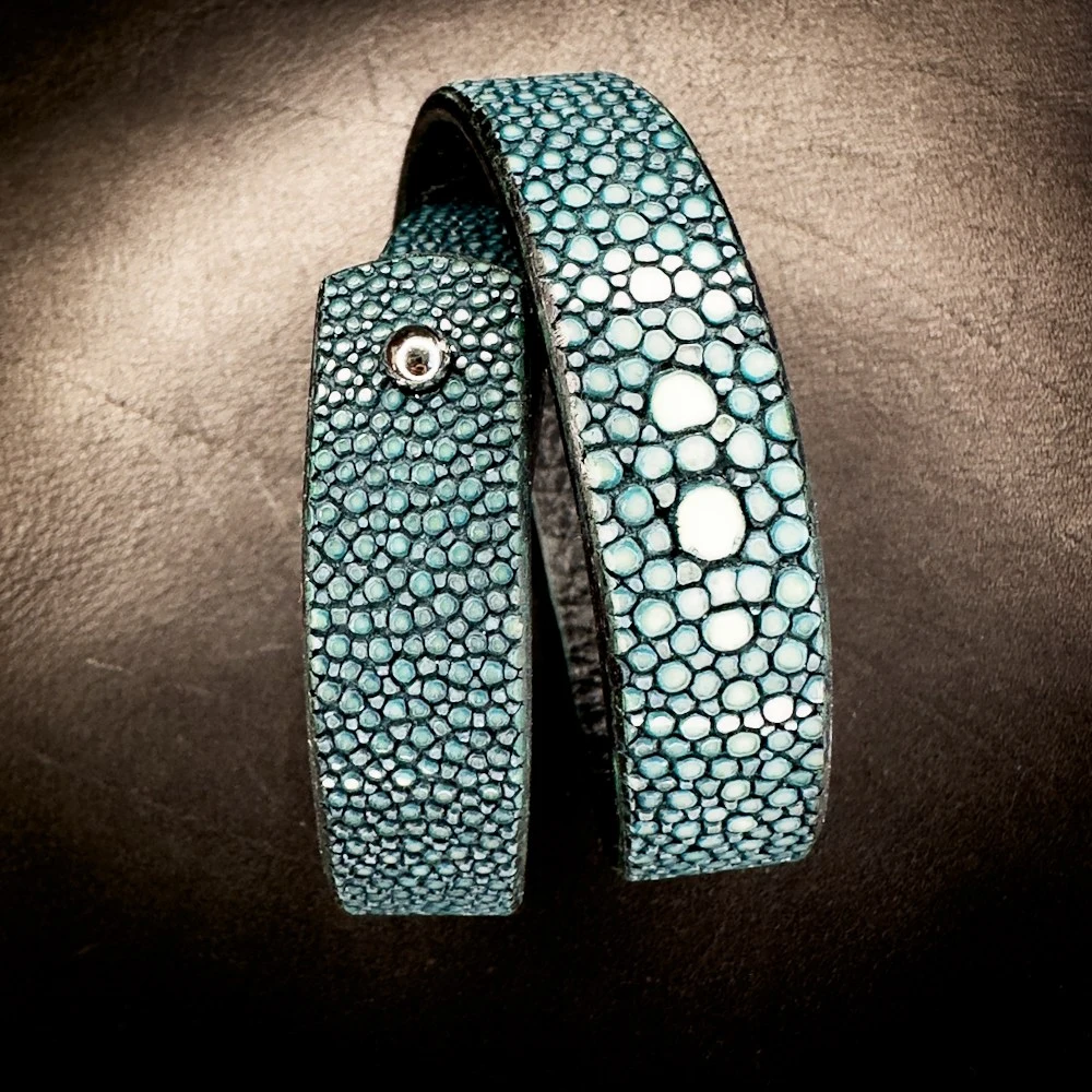 Double tour galuchat vert canard avec grandes perles centrales Madame Royale Maroquinerie Double tour galuchat vert canard avec grandes perles centrales Madame Royale Maroquinerie