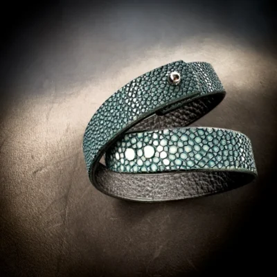 Double tour galuchat vert canard avec grandes perles centrales Madame Royale Maroquinerie