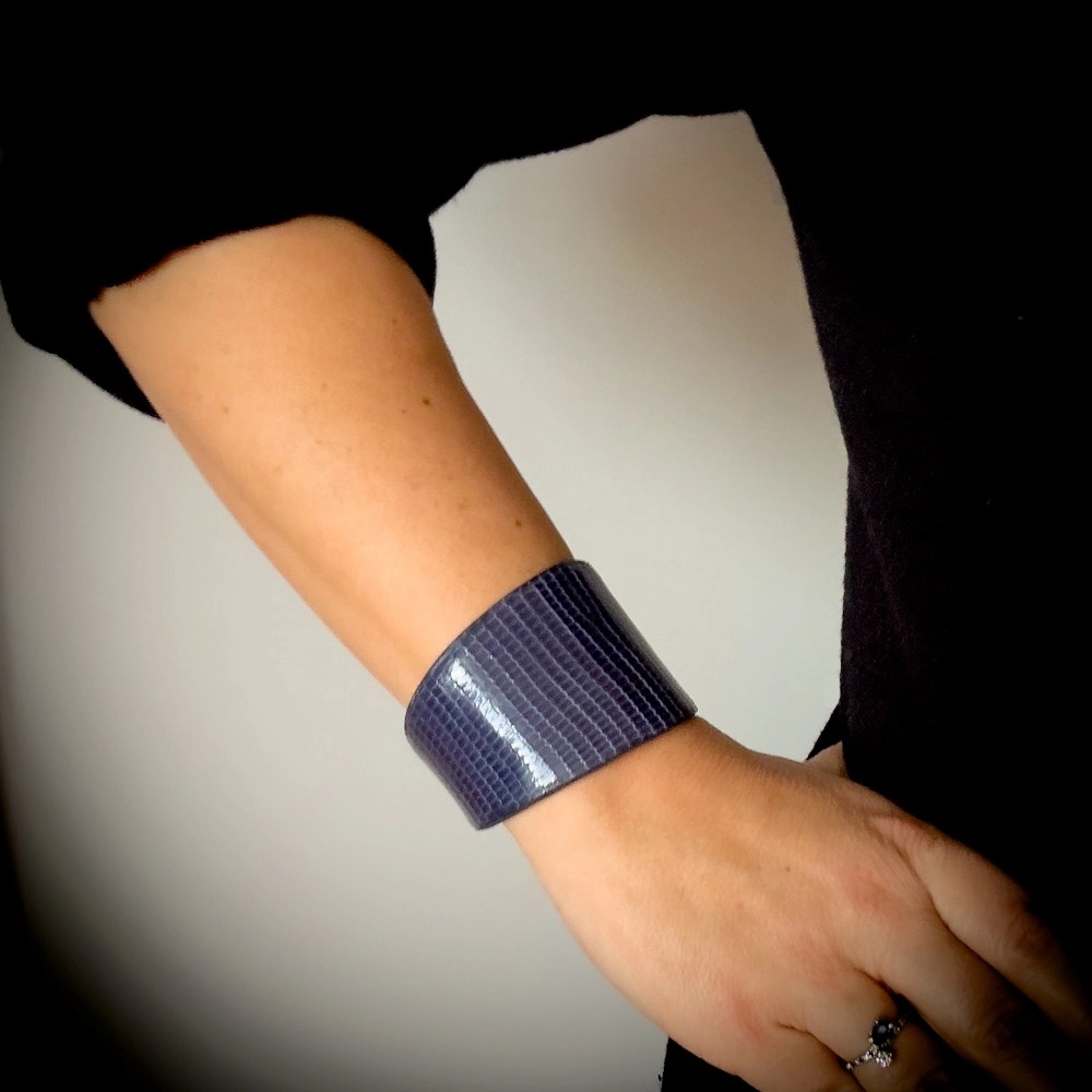 Manchette large lézard bleu nuit Madame Royale Maroquinerie Manchette large lézard bleu nuit Madame Royale Maroquinerie