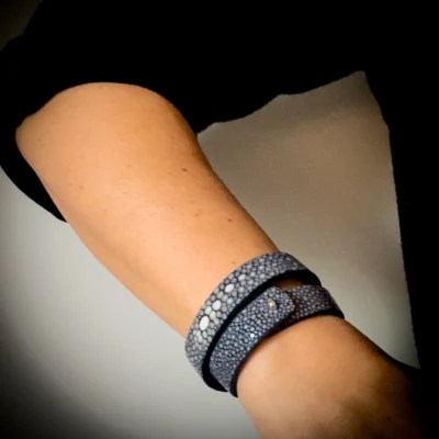 Double tour galuchat bleu avec grandes perles centrales Madame Royale Maroquinerie