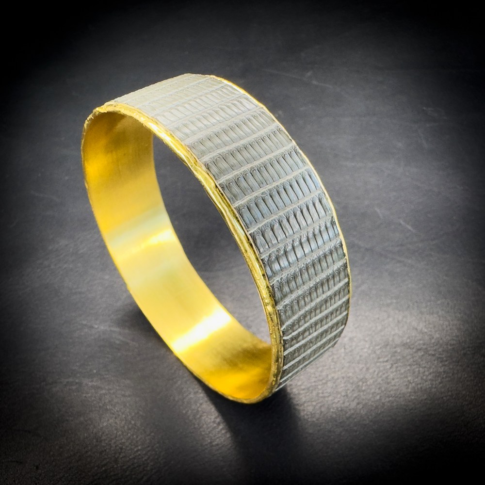 Jonc laiton gainé lézard sauge Madame Royale Maroquinerie Jonc laiton gainé lézard sauge Madame Royale Maroquinerie