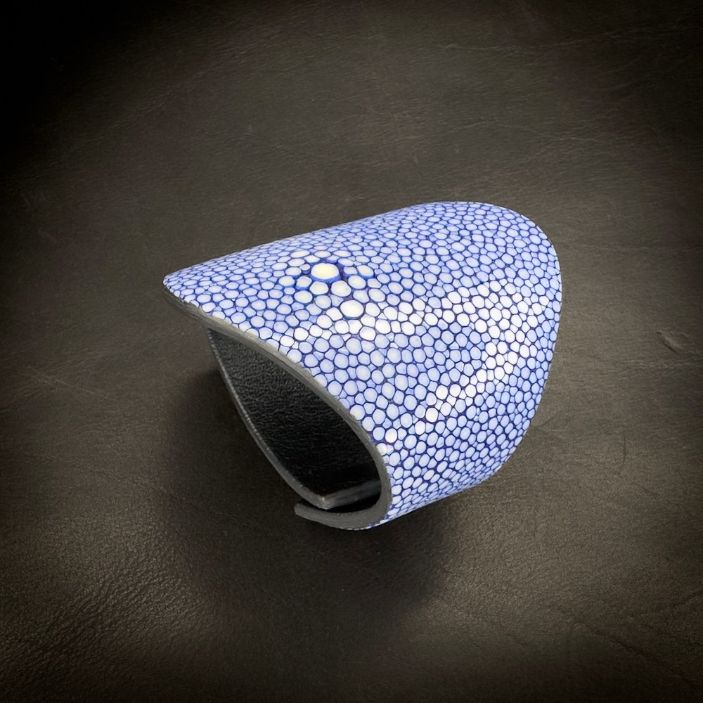 Manchette galuchat bleu Madame Royale Maroquinerie Manchette galuchat bleu Madame Royale Maroquinerie