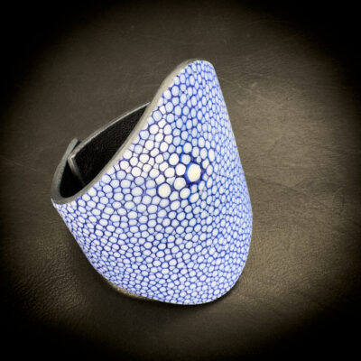 Manchette galuchat bleu Madame Royale Maroquinerie