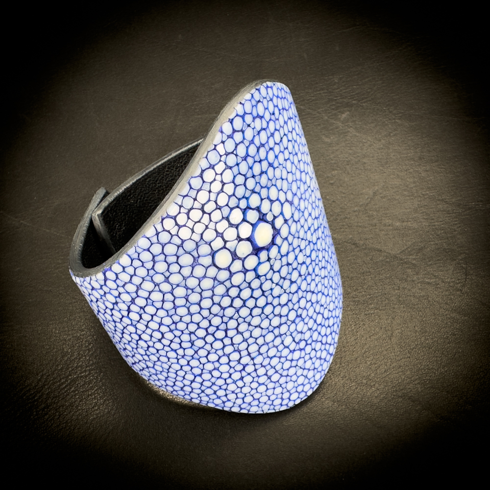 Manchette galuchat bleu Madame Royale Maroquinerie Manchette galuchat bleu Madame Royale Maroquinerie