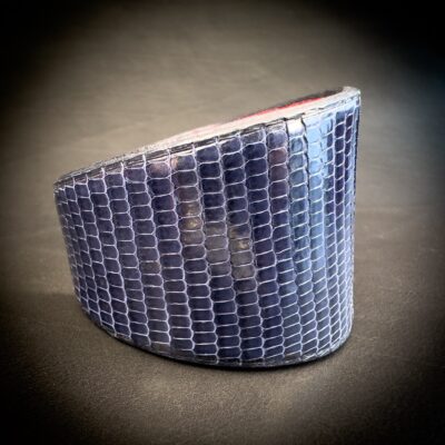 Manchette large lézard bleu nuit Madame Royale Maroquinerie