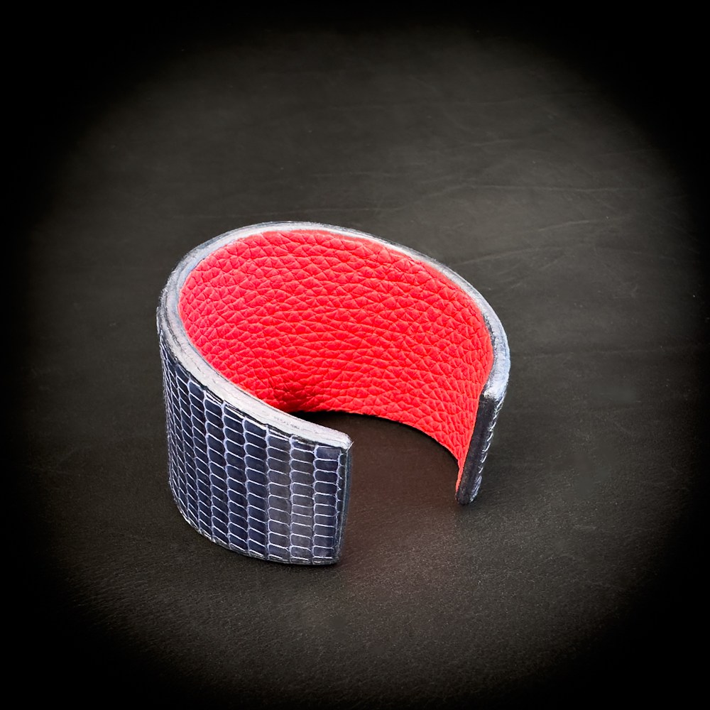 Manchette large lézard bleu nuit Madame Royale Maroquinerie Manchette large lézard bleu nuit Madame Royale Maroquinerie