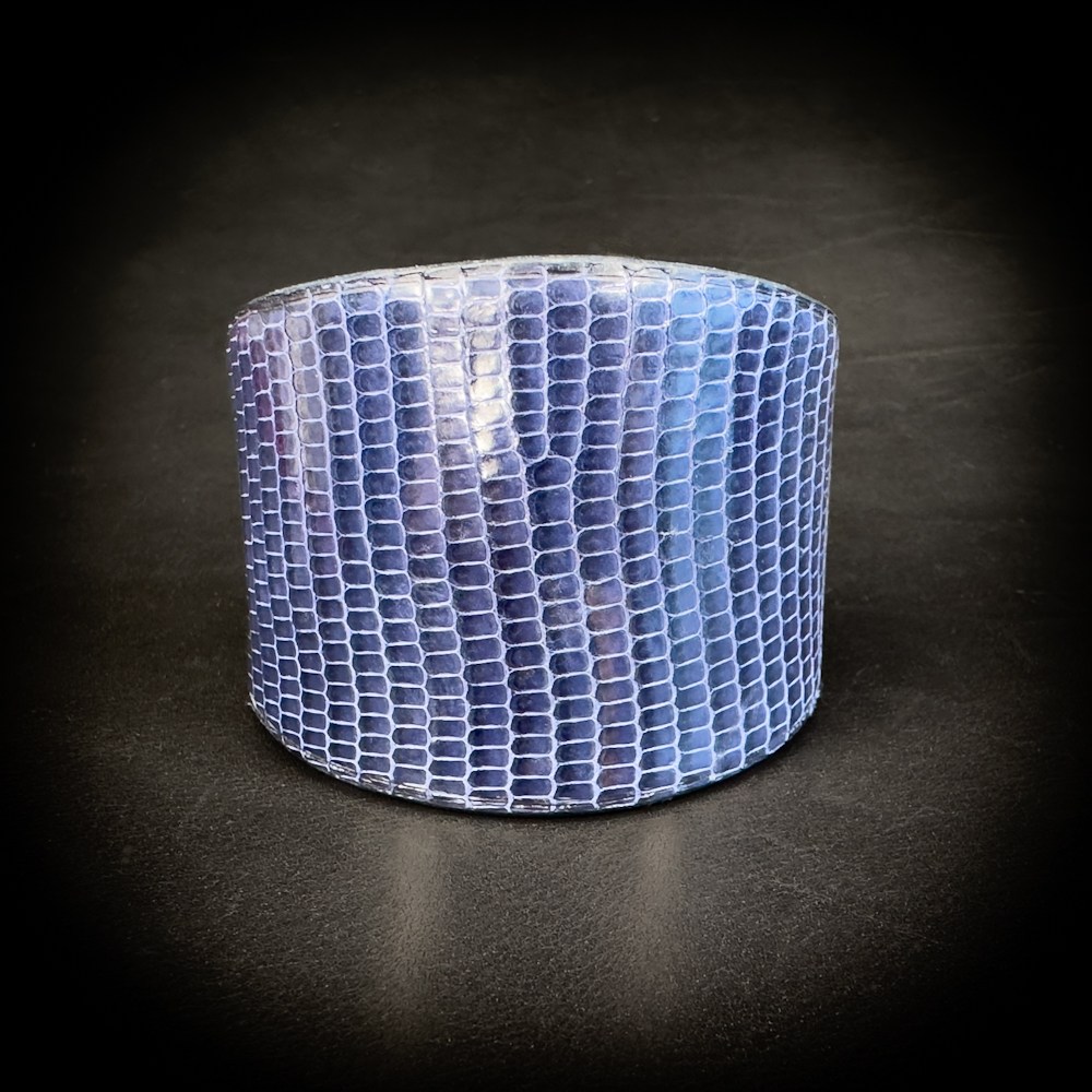 Manchette large lézard bleu nuit Madame Royale Maroquinerie Manchette large lézard bleu nuit Madame Royale Maroquinerie