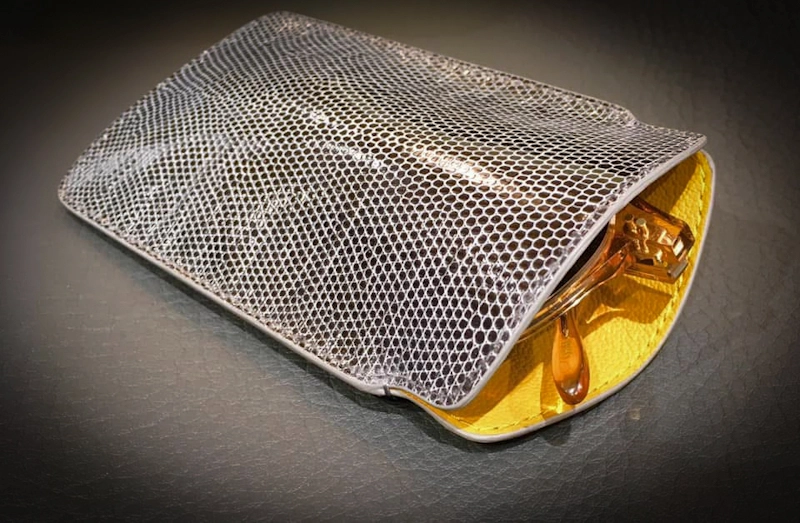 Étui à lunettes en lézard ardoise et chèvre jaune, Madame Royale Étui à lunettes en lézard ardoise et chèvre jaune, Madame Royale