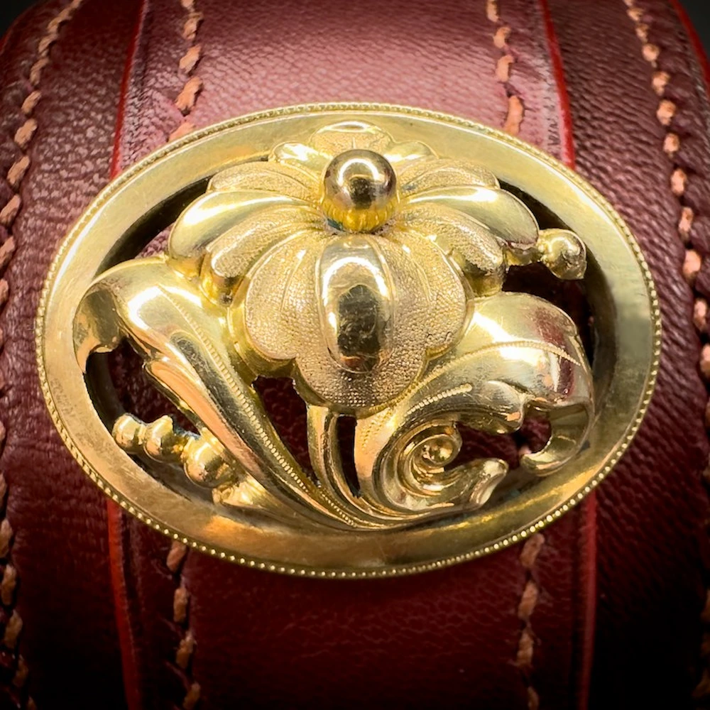 Détail de la broche ancienne dorée ornant la manchette Adélaïde. Détail de la broche ancienne dorée ornant la manchette Adélaïde.