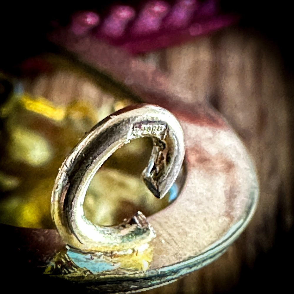 Poinçon de la broche ancienne, signature d’un bijou d’époque. Poinçon de la broche ancienne, signature d’un bijou d’époque.