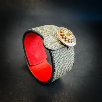 Bracelet manchette cuir lézard sauge pour femme avec broche ancienne dorée et doublure rouge – Astoria
