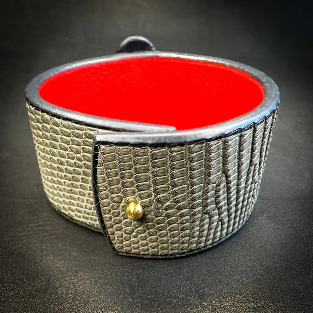 Fermeture par bouton de col en laiton de la maison Poursin – Astoria Fermeture par bouton de col en laiton de la maison Poursin – Astoria