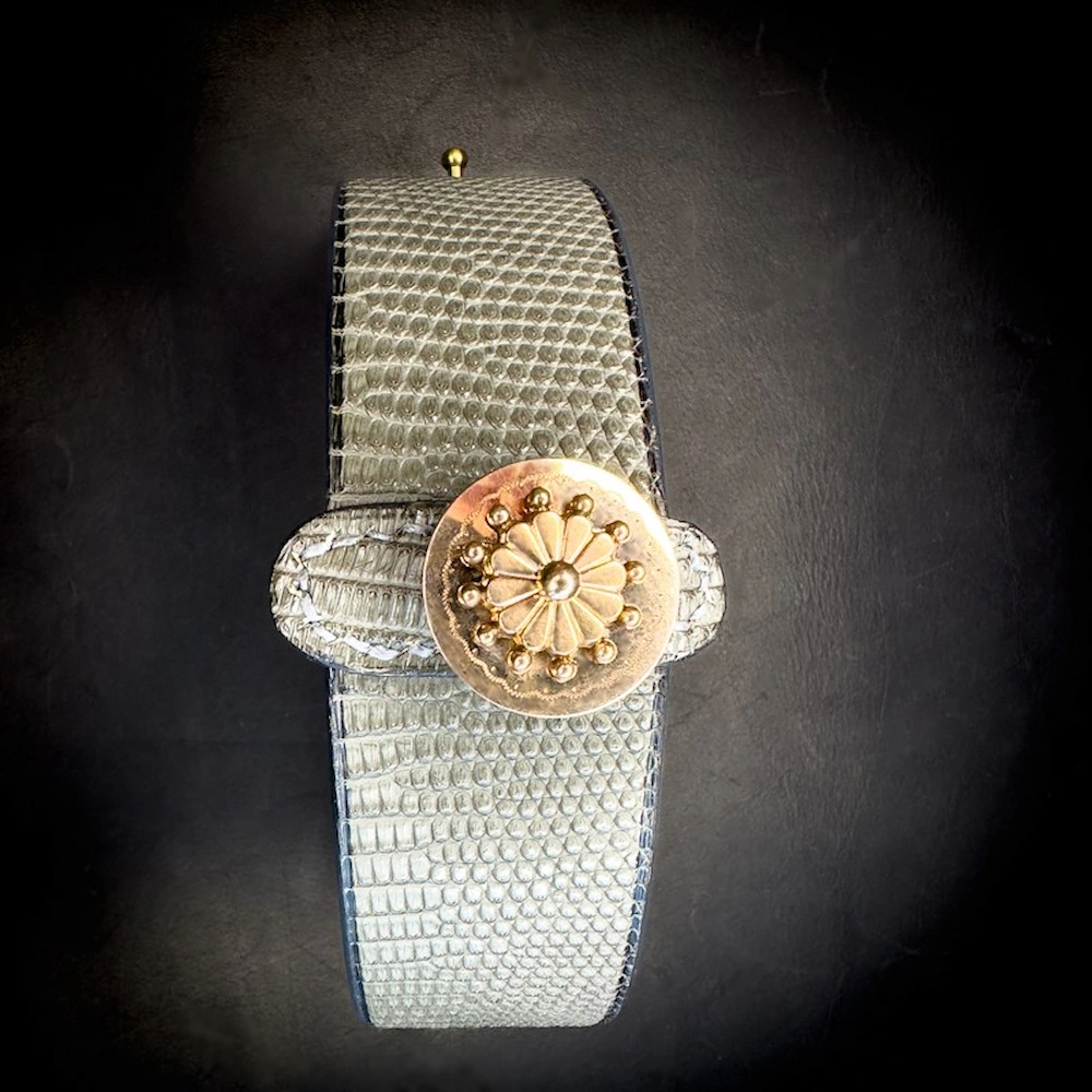 Bracelet manchette en cuir lézard sauge orné d’une broche ancienne dorée – Astoria Bracelet manchette en cuir lézard sauge orné d’une broche ancienne dorée – Astoria