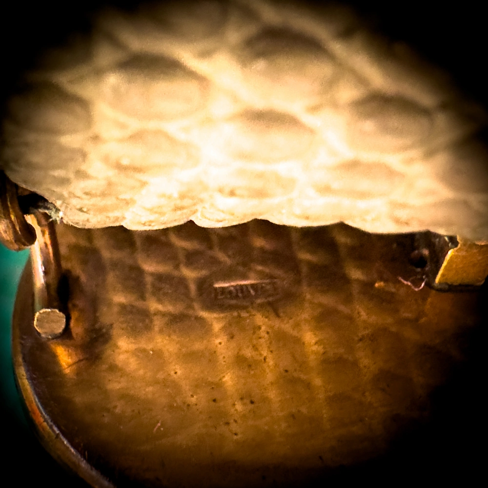 Signature Louvet visible au dos de la broche ancienne dorée – Astoria Signature Louvet visible au dos de la broche ancienne dorée – Astoria