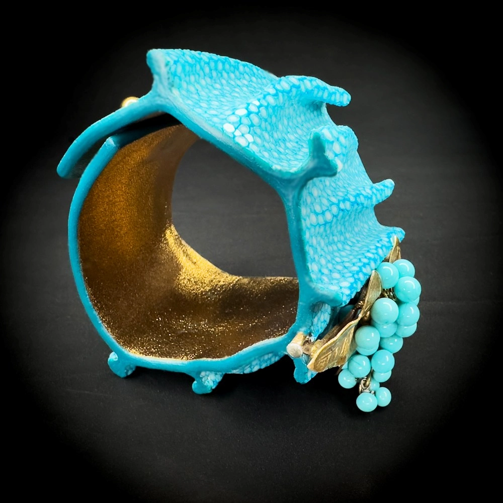 Intérieur — doublure en agneau doré et construction du bracelet manchette Calypso Intérieur — doublure en agneau doré et construction du bracelet manchette Calypso