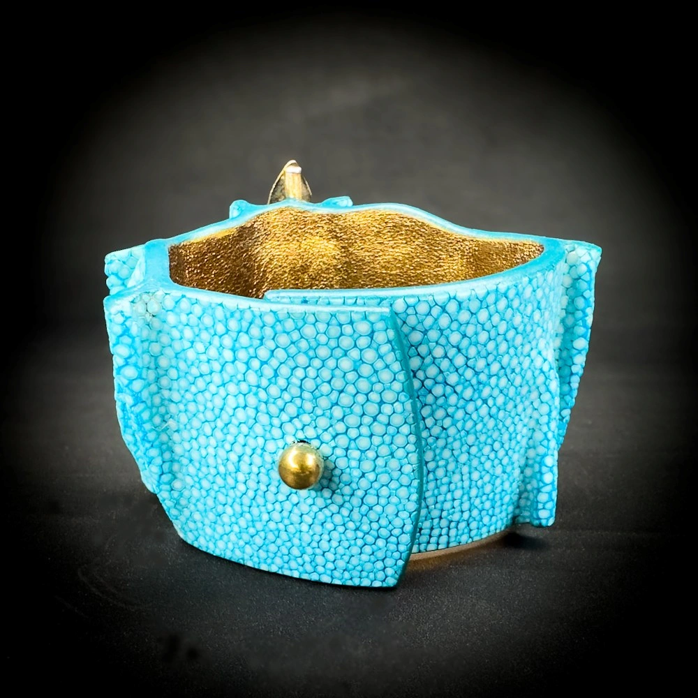 Dos — fermeture par bouton de col en laiton Poursin Paris et galuchat turquoise plissé Dos — fermeture par bouton de col en laiton Poursin Paris et galuchat turquoise plissé