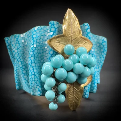 detail bracelet galuchat turquoise plisse broche rousselet perles verre