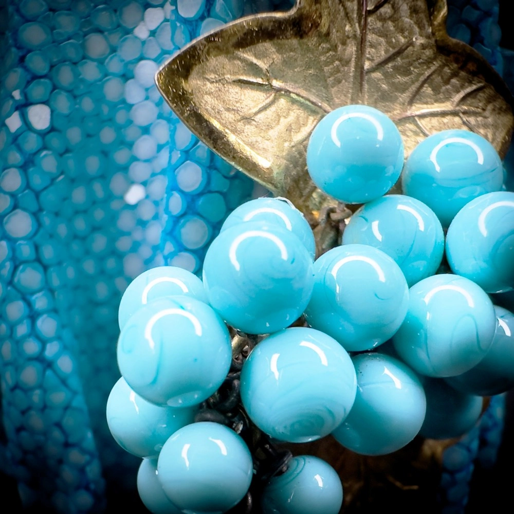 Détail — broche vintage attribuée à Rousselet et perles de verre turquoise Détail — broche vintage attribuée à Rousselet et perles de verre turquoise