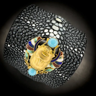 bracelet manchette galuchat noir poncé broche ancienne scarabée Art Nouveau attribuable à Piel Frères pièce unique