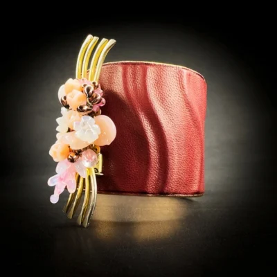 Bracelet manchette cuir femme en agneau bourgogne plissé avec broche ancienne, vue de profil, pièce unique Madame Royale