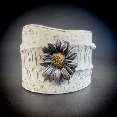 Manchette Isadora en python blanc et argent avec broche ancienne Mellerio Paris – bijou artisanal de luxe fait main en France