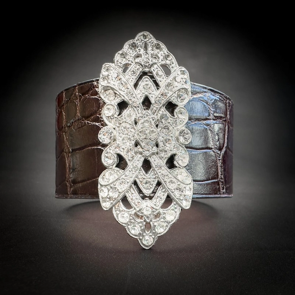 Détail de la broche Art Déco ancienne sertie de strass sur bracelet manchette en alligator brun – Madame Royale Détail de la broche Art Déco ancienne sertie de strass sur bracelet manchette en alligator brun – Madame Royale