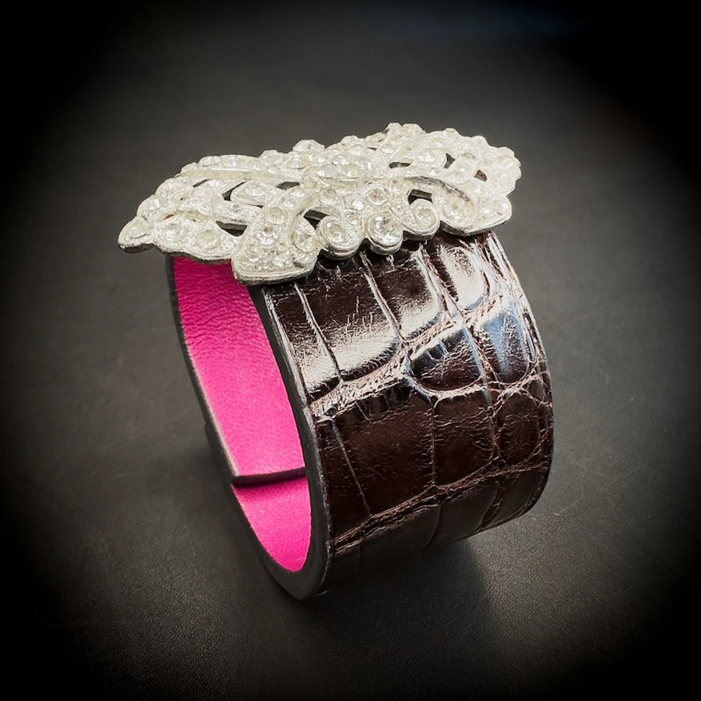 Bracelet manchette en alligator brun glacé vu de profil, révélant le volume et la structure – broche Art Déco ancienne sertie de strass – Madame Royale Bracelet manchette en alligator brun glacé vu de profil, révélant le volume et la structure – broche Art Déco ancienne sertie de strass – Madame Royale