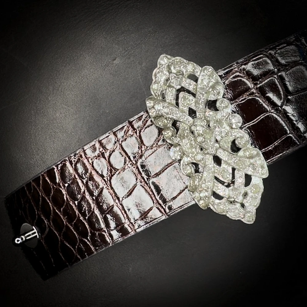Bracelet manchette en alligator brun glacé avec fermeture par bouton de col en laiton nickelé de la Maison Poursin Paris – broche Art Déco ancienne – Madame Royale Bracelet manchette en alligator brun glacé avec fermeture par bouton de col en laiton nickelé de la Maison Poursin Paris – broche Art Déco ancienne – Madame Royale